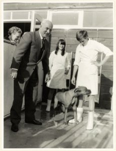 Burgemeester Mr. P.O.F.M. Cremers op bezoek in het asiel aan het Houtmanpad. NL-HlmNHA 54003730