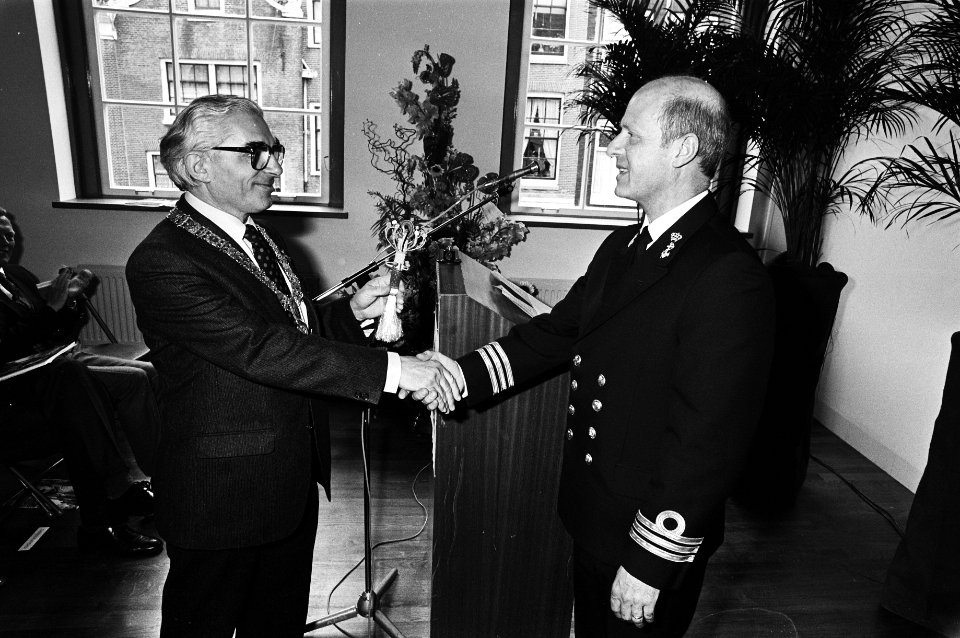Burgemeester Polak opent West-Indisch Huis aan Haarlemmerstraat, Polak begroet enkele genodigden, Bestanddeelnr 931-4599