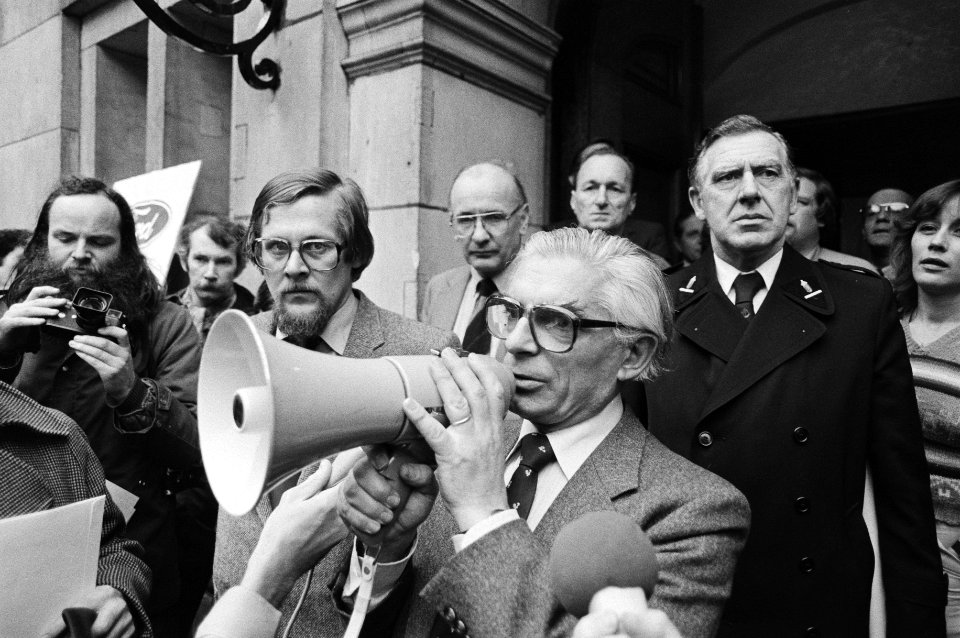 Burgemeester Polak spreekt de demonstranten toe door een megafoon, links naast h, Bestanddeelnr 931-2883
