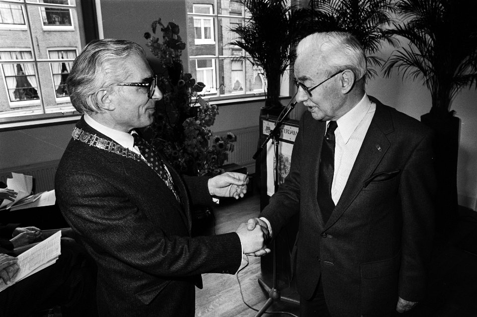 Burgemeester Polak opent West-Indisch Huis aan Haarlemmerstraat, Burgemeeester Polak schudt Toon Koot de hand, Bestanddeelnr 931-4597