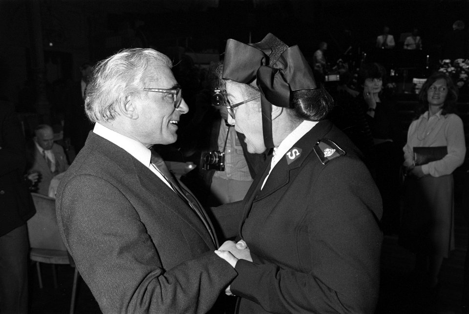 Burgemeester Polak met Majoor Bosshardt (r) van het Leger des Heils, Bestanddeelnr 932-6078