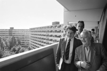 Burgemeester van Thijn op bezoek in Bijlmermeer, Bestanddeelnr 933-6846