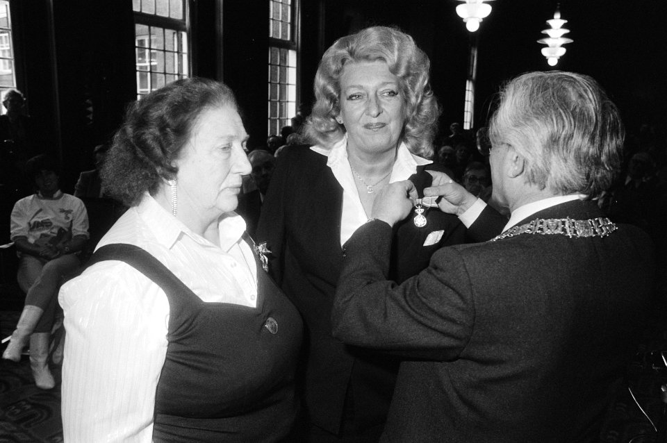 Burgemeester Polak met Oude Sien en Jonge Sien van café Rooie Nelis, Bestanddeelnr 932-5751