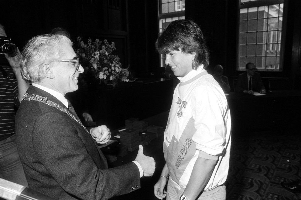 Burgemeester Polak met Lisette Sevens, aanvoerdster van het damenshockeyteam dat, Bestanddeelnr 932-5752