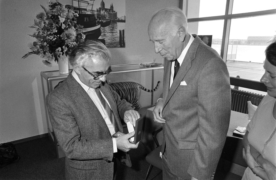 Burgemeester Polak speldt Jan Roelfs de versierselen van de Orde van Oranje Nass, Bestanddeelnr 930-9912