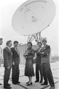 Burgemeester Van Thijn opent samen met oa de PTT-directie Teleport, Bestanddeelnr 933-6247