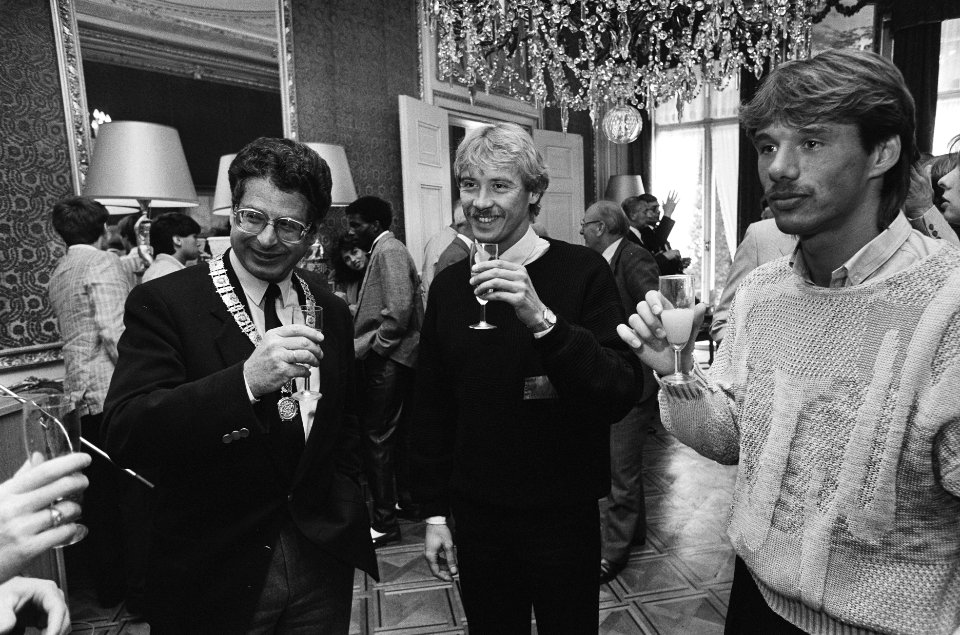 Burgemeester Van Thijn ontvangt Ajax t.g.v. behalen landstitel v.l.n.r. burgeme, Bestanddeelnr 933-3525