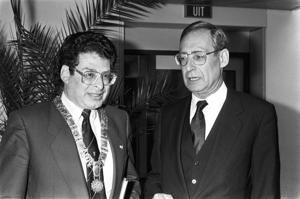 Burgemeester Van Thijn met algemeen directeur mr. J. W. Hoobroeckx bij opening n, Bestanddeelnr 932-9788