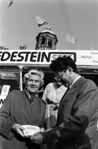 Burgemeester Van Thijn en Mw. Polak, echtgenote van de vorige burgemeester, Bestanddeelnr 932-6806