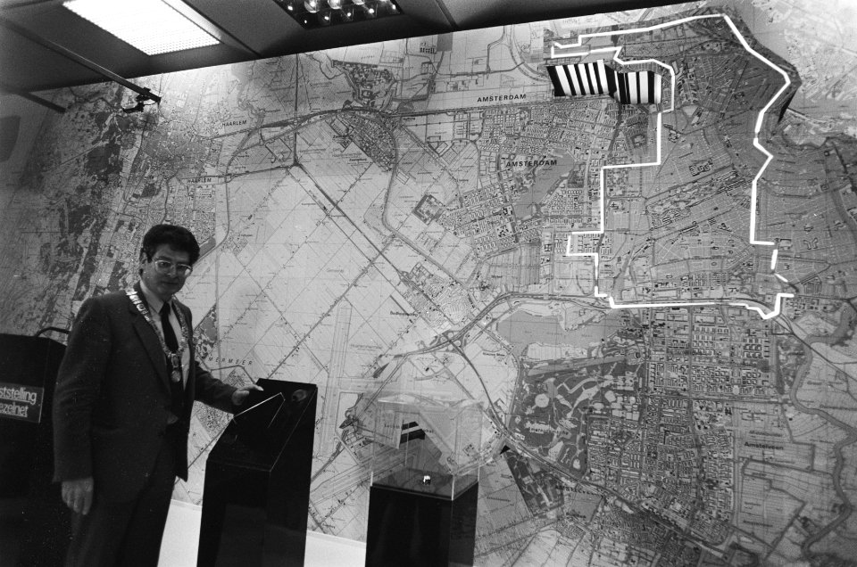 Burgemeester Van Thijn opent PTT-glasvezelnet burgemeester Van Thijn voor kaart, Bestanddeelnr 933-4547