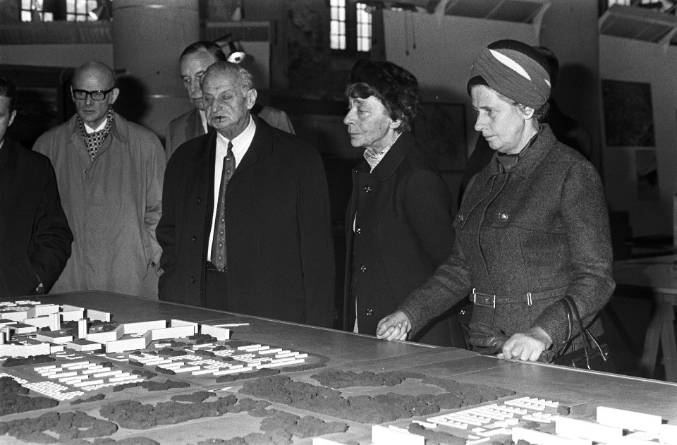 Burgemeester Weichmann met echtgenote van Hamburg (West-Duitsland) bezoekt Zuide, Bestanddeelnr 923-9618