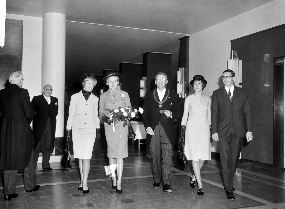 Burgemeester W. Thomassen afscheid genomen van Enschede hier met echtgenote, bei, Bestanddeelnr 917-6477
