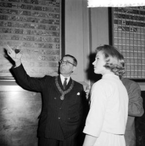 Burgemeester Van Hall ontvangt de New York hostess op het stadhuis Peggy Jaco, Bestanddeelnr 912-3312