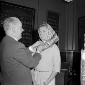 Burgemeester Van Hall ontvangt de New York hostess op het stadhuis Mr Mijkse, Bestanddeelnr 912-3314