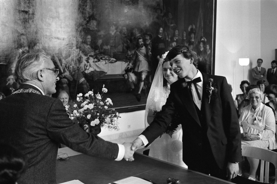 Burgemeester Wim Polak feliciteert het bruidspaar na de eerste huwelijksvoltrekk, Bestanddeelnr 931-6534