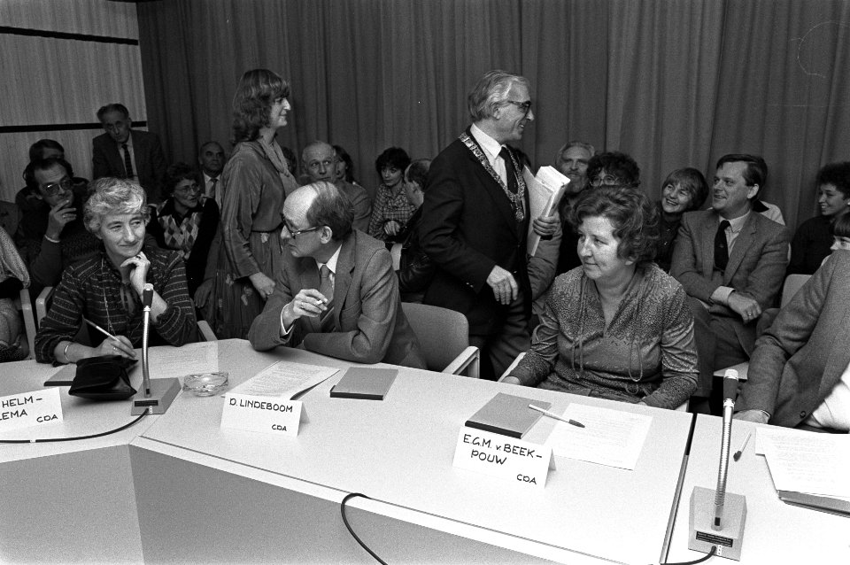 Burgemeester Wim Polak (met ambtsketting, staand, tweede van rechts), Bestanddeelnr 931-8374