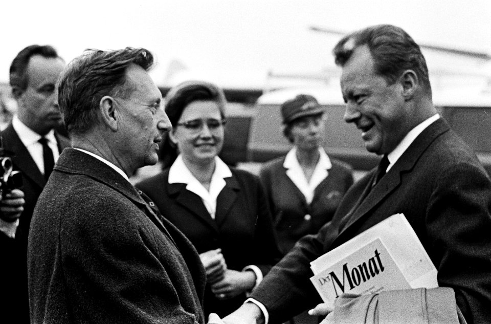 Burgemeester Willy Brandt van Berlijn op Schiphol voor bijwonen congres, Bestanddeelnr 915-5076