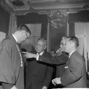 Burgemeester Van Hall ontvangt premier Ikeda van Japan in zijn ambtswoning, Bestanddeelnr 914-5355