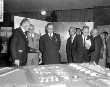 Burgemeester Van Hall opende tentoonstelling een kijk op Amsterdam in Opstanding, Bestanddeelnr 918-1818