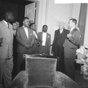 Burgemeester Van Hall ontvangt in de ambtswoning leden Suriname en Antilliaanse , Bestanddeelnr 911-2788
