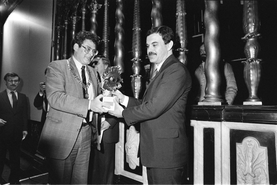 Burgemeester Van Thijn (Amsterdam) reikt hoofdprijs World Press Photo '84 uit aa, Bestanddeelnr 932-9322