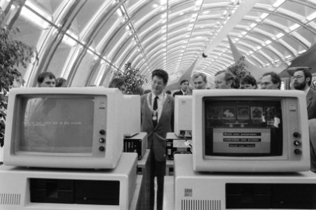 Burgemeester Van Thijn opent computerexpositite EXHIBIT voor jongeren burgemees, Bestanddeelnr 933-2887