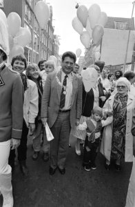 Burgemeester Van Thijn bij opening Palmschool, Bestanddeelnr 934-7243