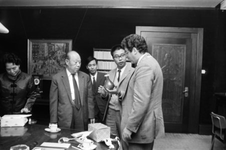 Burgemeester Van Thijn ontving in stadhuis van Amsterdam delegatie van Chinese V, Bestanddeelnr 933-1211