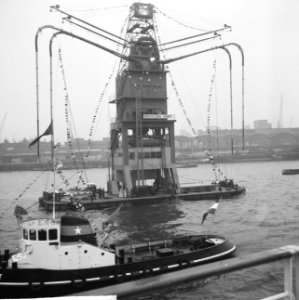 Burgemeester Van Walsum neemt afscheid van Rotterdamse haven, versierde graanele, Bestanddeelnr 917-4628