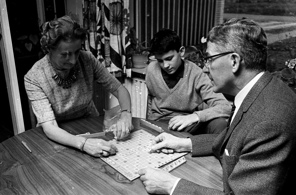 Burgemeester van Rotterdam, W. Thomassen, hier met vrouw en zoon, Bestanddeelnr 917-4360
