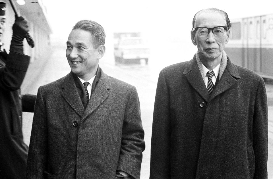Burgemeester van Osaka (Japan) met secretaris op Schiphol aankomst van Kasra Chu, Bestanddeelnr 915-9438