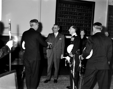 Burgemeester Van Hall ontving op het stadhuis Rear Admiral Twiss van het convooi, Bestanddeelnr 914-4780