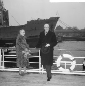 Burgemeester Van Walsum neemt afscheid van Rotterdamse haven, de heer en mevrouw, Bestanddeelnr 917-4632