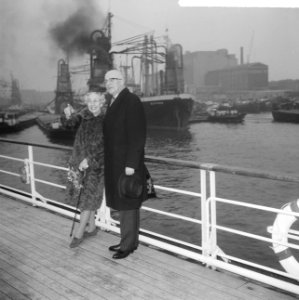 Burgemeester Van Walsum neemt afscheid van Rotterdamse haven, de heer en mevrouw, Bestanddeelnr 917-4634