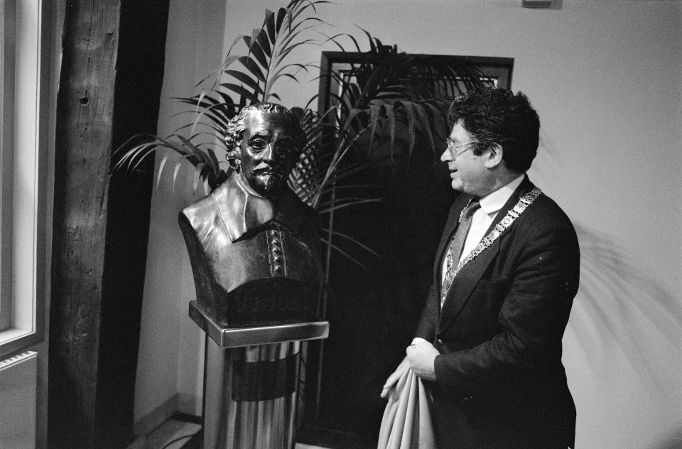 Burgemeester Van Thijn onthult een borstbeeld van Joost van den Vondel bij de St, Bestanddeelnr 934-4438