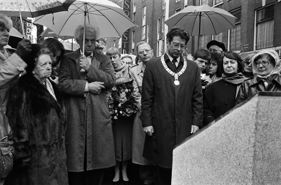 Burgemeester Van Thijn onthult op het Hekelveld in Amsterdam een monument voor A, Bestanddeelnr 933-3155