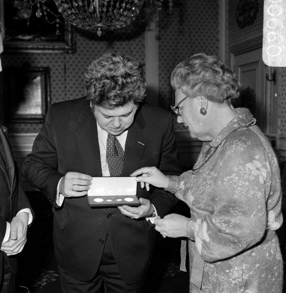 Burgemeester Vonhoff van Utrecht biedt op Soestijk koningin Juliana serie herden, Bestanddeelnr 930-0660