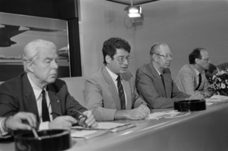 Burgemeester Van Thijn terug uit China op Schiphol, rechts ambassadeur Guo Jie, Bestanddeelnr 933-3742