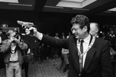 Burgemeester Van Thijn opent politiesocieteit met machinepistool, Bestanddeelnr 933-3366