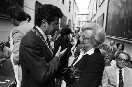 Burgemeester Van Thijn reikt Anne Frank Literatuurprijs uit aan Ida Fink, Bestanddeelnr 933-4142