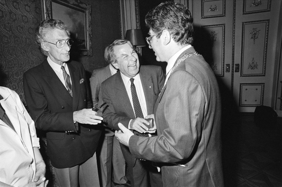 Burgemeester Van Thijn ontvangt Oscar winnaar Fons Rademakers v.l.n.r. Harry M, Bestanddeelnr 933-9957