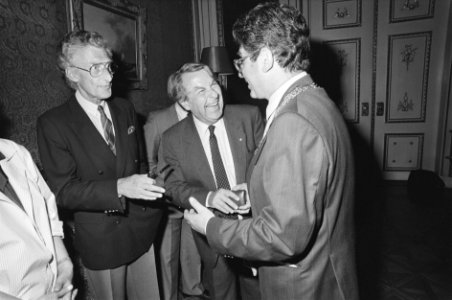 Burgemeester Van Thijn ontvangt Oscar winnaar Fons Rademakers v.l.n.r. Harry M, Bestanddeelnr 933-9957
