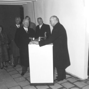 Burgemeester van Walsum opent nieuw gebouw van Verzekering Utrecht . Rondgang do, Bestanddeelnr 913-2111