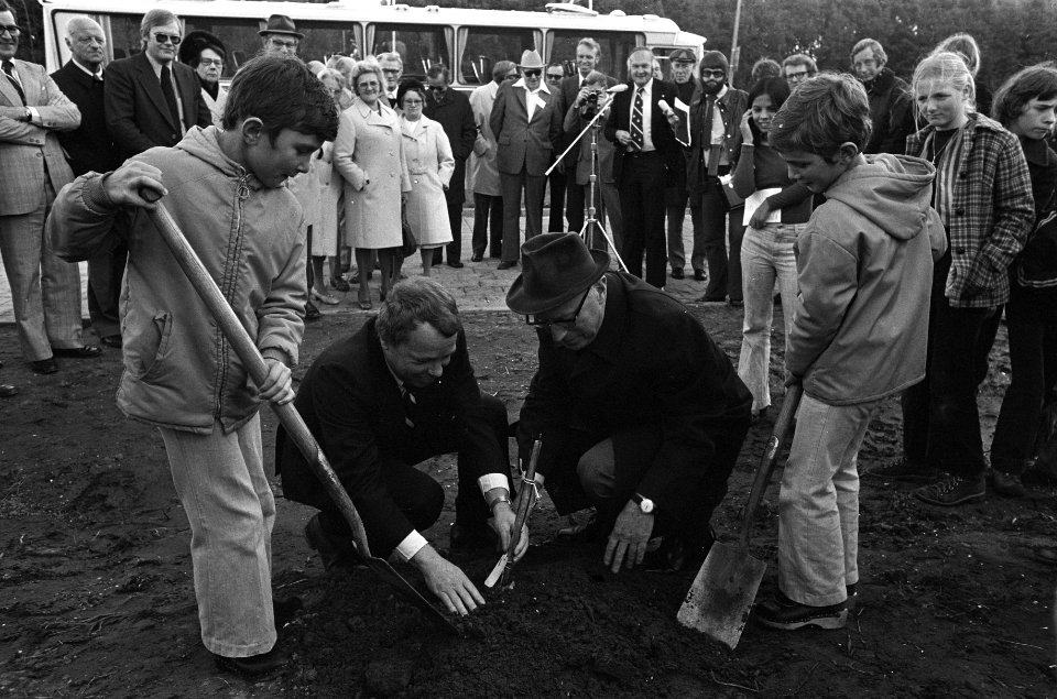Burgemeester van Toronto plant boompje bij Allendeweg in Amsterdam burgemeester, Bestanddeelnr 927-4874