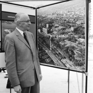 Burgemeester Van Walsum (Rotterdam) op tentoonstelling stad Rotterdam, Bestanddeelnr 914-1354