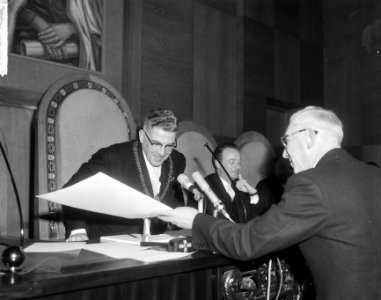 Burgemeester W. Thomassen afscheid genomen van Enschede loco-burgemeester J. Hor, Bestanddeelnr 917-6480
