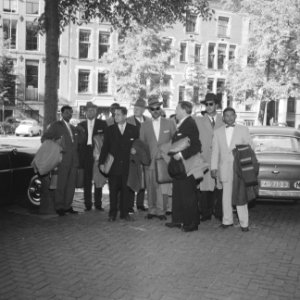 Burgemeester Van Hall ontvangt in de ambtswoning leden Suriname en Antilliaanse , Bestanddeelnr 911-2787