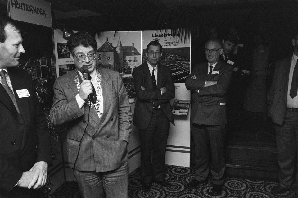 Burgemeester Van Thijn van Amsterdam opent tentoonstelling op Mississippi, Queen, Bestanddeelnr 933-9434