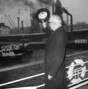 Burgemeester Van Walsum neemt afscheid van Rotterdamse haven, Bestanddeelnr 917-4625
