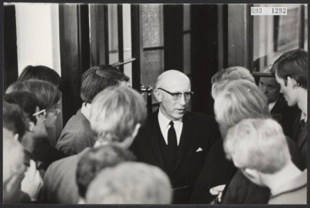 Burgemeesters, gesprekken, studenten, demonstraties, Bestanddeelnr 093-1292